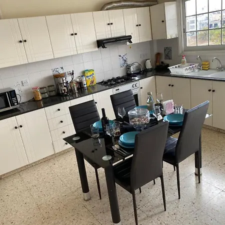 Comfort With Smart Tv & Netflix *