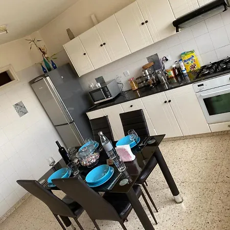 Comfort With Smart Tv & Netflix Larnaca